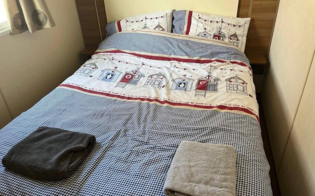 Heacham Beach Caravan - Sleeps 6 - Pets Ok