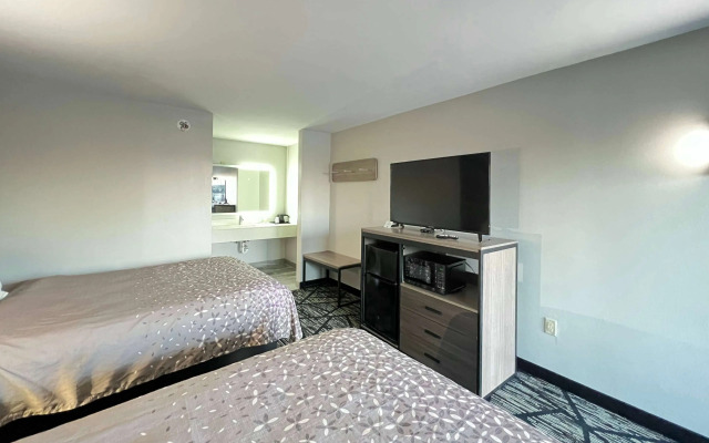 Super 8 by Wyndham Sulphur South