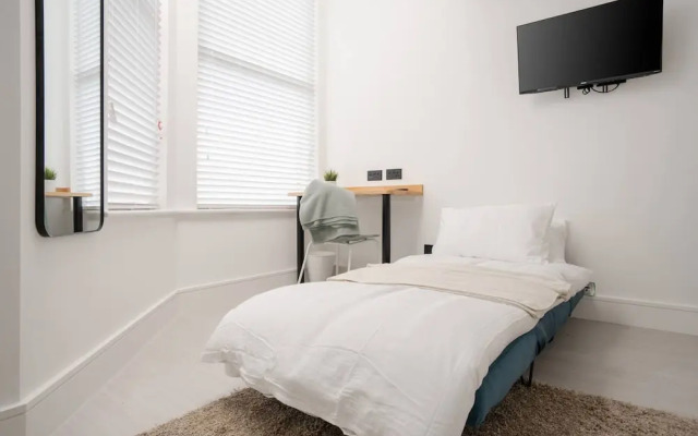 Private Ensuite Minifridge Desk Free Parking