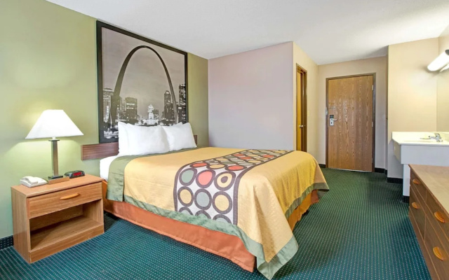 Super 8 by Wyndham Eureka/Six Flags Nearby