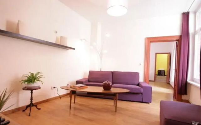 Trone Apartment