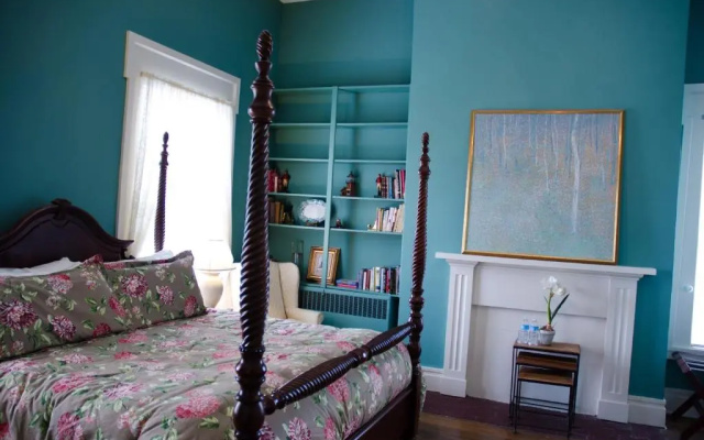 Bourbon Manor B&B