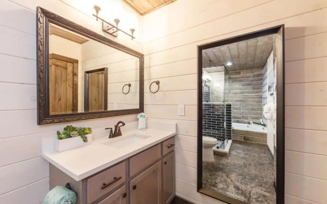 Romantic A-frame - LikeNew - HotTub - Firepit - NearGSMNP