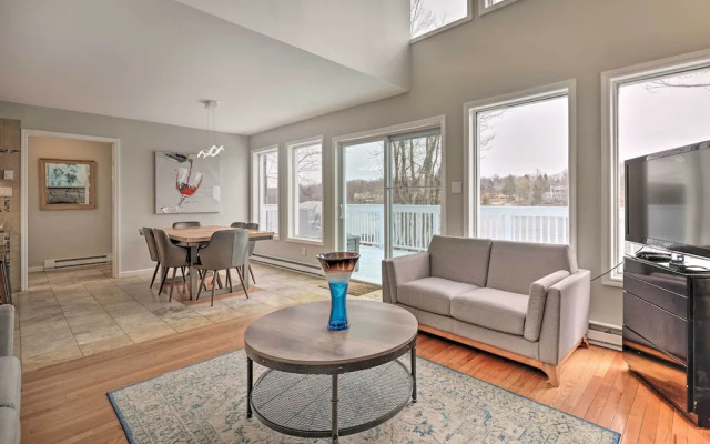 Lakefront Poconos Vacation Rental w/ Deck