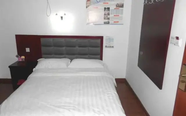 OYO Jiaotong Hotel (Xinyang Railway Station)