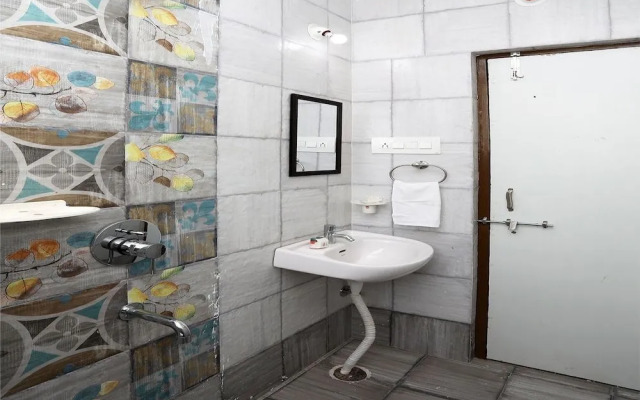 OYO 10059 Home Modern 2BHK Gulabh Bagh