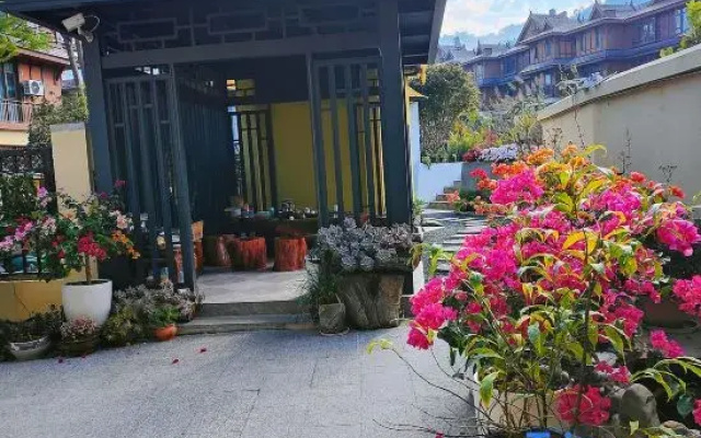 Shuangyu Homestay (Mangshi Yi Nationality Ancient Town)