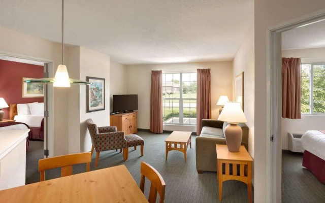CrestHill Suites Wichita