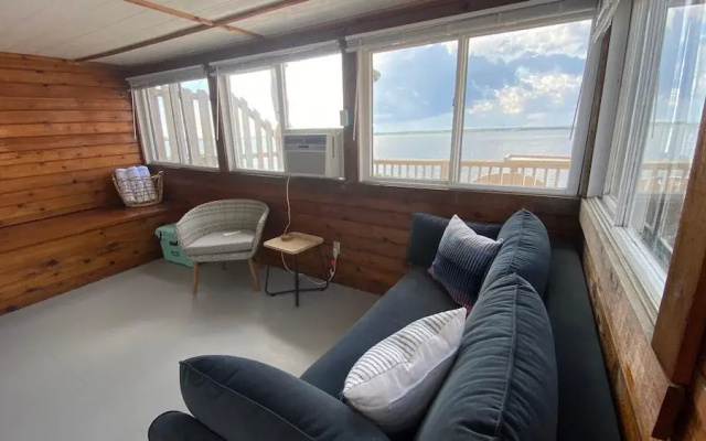 Bungalow 8 - 1br, Waterfront