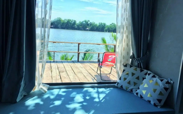Kampot Riverfront Boutique