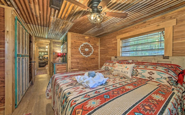 Private Hot Tub & Deck! Broken Bow Group Getaway