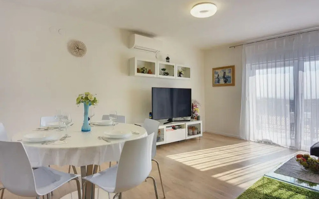 Apartment With Balcony and sea View