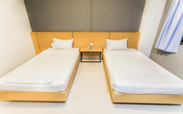 Grand Leo Hotel
