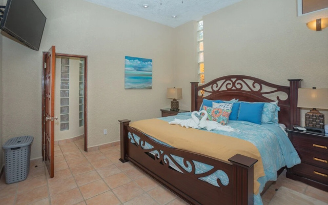 Coral Sands #6 2 Bedroom Condo by RedAwning