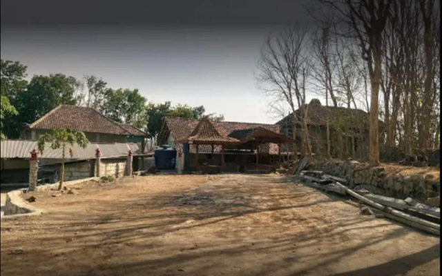 Bina Karya Guesthouse by ZUZU