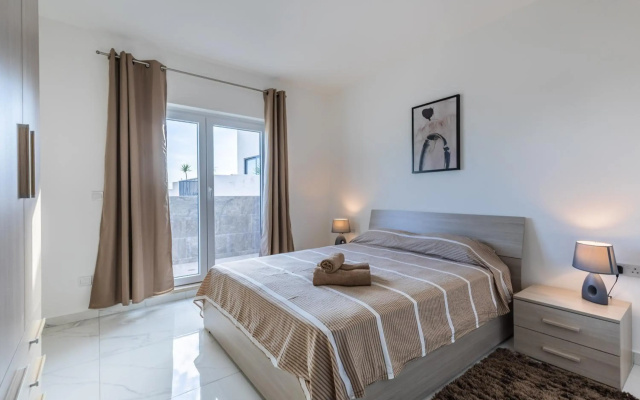 STYLISH 2-Bedroom Penthouses - Terrace with Views