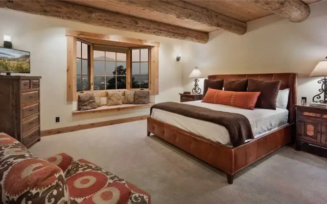 Panorama Lodge North: Luxury Log Home with Hot Tub, Elevator, Views (5BR)