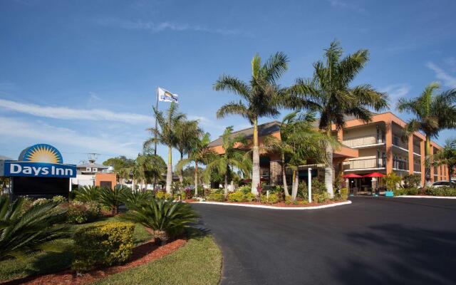 Отель Days Inn by Wyndham Sarasota Bay вид на фасад