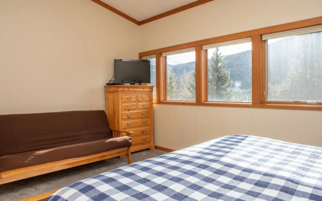 1320 Tennis Townhome 3 Bedroom Townhouse by RedAwning
