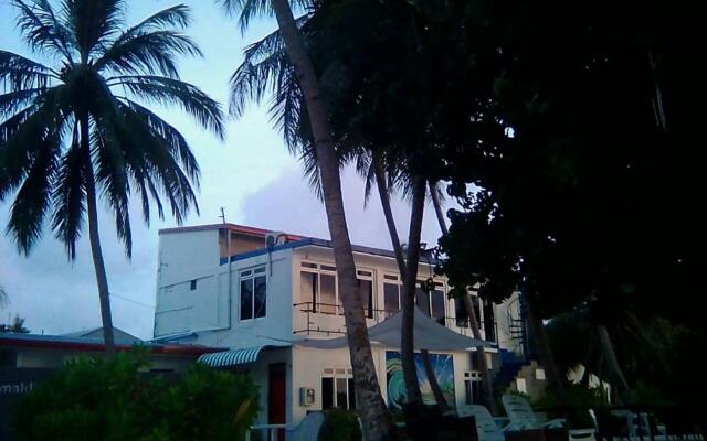 Отель Batuta Maldives Surf View Guest House Мальдивы, Северный атолл Мале - отзывы, цены и фото номеров - забронировать отель Batuta Maldives Surf View Guest House онлайн вид на фасад