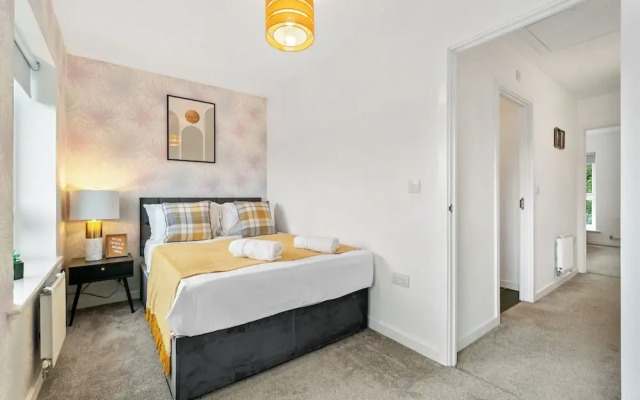 House - Sleeps 4 - Garden - Parking