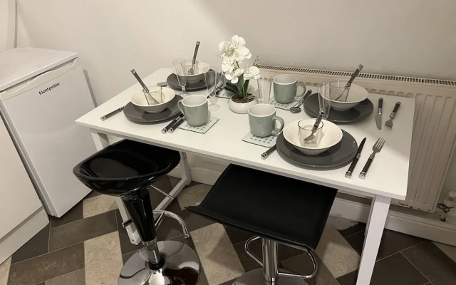 Guesthouse-2br-parking-wifi-toiletriesprovided