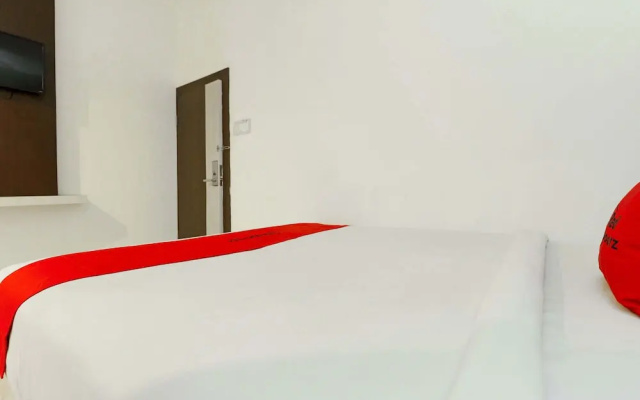 RedDoorz Plus near Fort Rotterdam