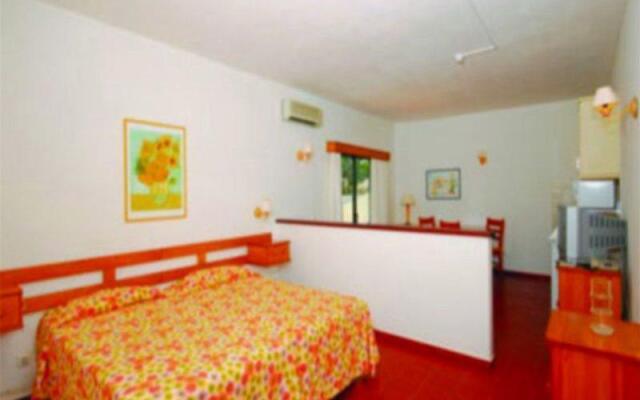 Отель AlvorMar Apartamentos Turisticos Португалия, Портимао - отзывы, цены и фото номеров - забронировать отель AlvorMar Apartamentos Turisticos онлайн комната для гостей
