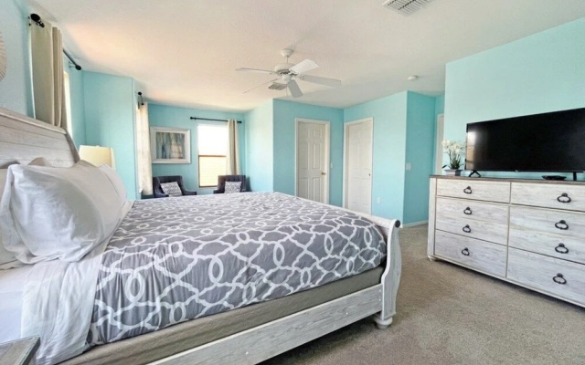 Hidden Gem 5 Bedroom Home by RedAwning