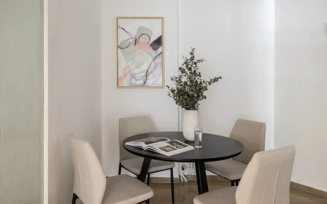 Stylish 1BR Retreat Near Alimos Beach Tram