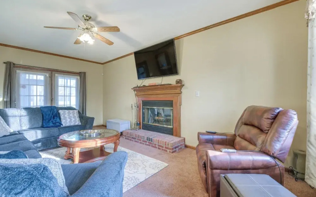 Lovely Fayetteville Home: Deck & Fireplace!