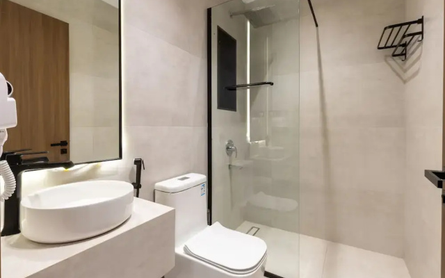 Spacious Designer Three Bedroom Home in Almadinah
