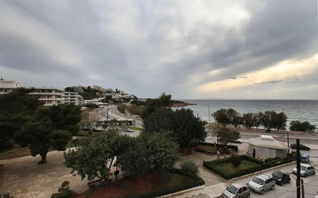 Seaside Renovated Top Floor Apartment
