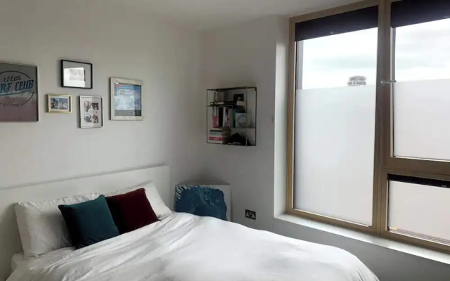 Stylish 2BD Flat With Private Balcony - Battersea