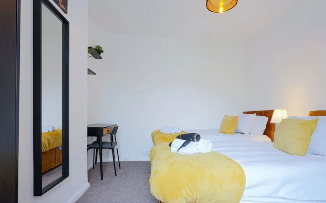 5 Bed House - Sleeps 10 - Parking - Wifi