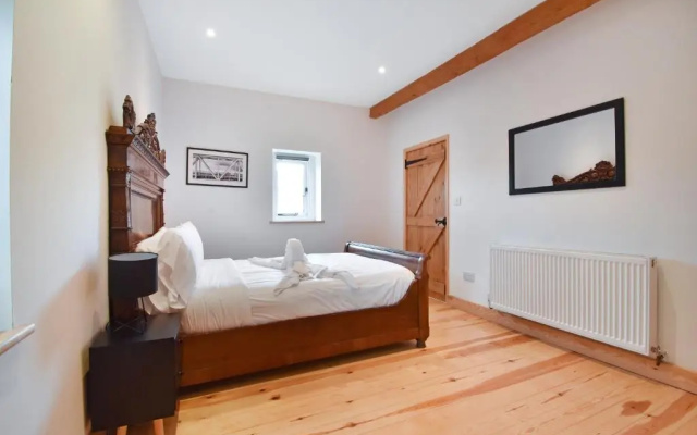 5 Bed Barn Conversion - with Private Hot Tub