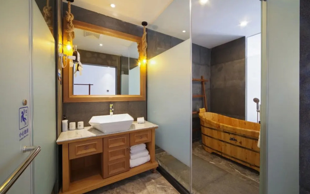 Qiandaohu Jinling Landscape Beer Hot Spring Hotel