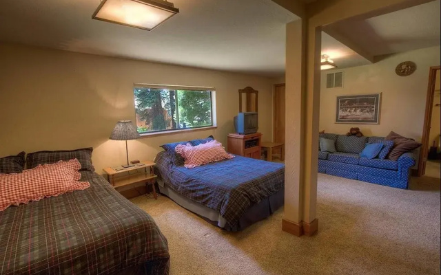 5 Bedrooms Kings Beach Home