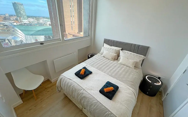 City Centre - Sleeps 4 & Free Parking