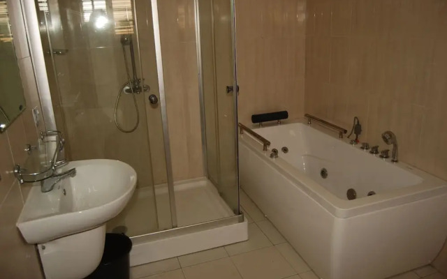 Kings Court Apartment