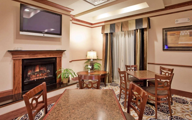 Holiday Inn Express & Suites McPherson by IHG