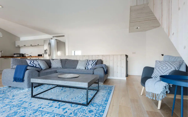 The Cliffside Loft - Distinctly Modern 3BDR Riverside Home