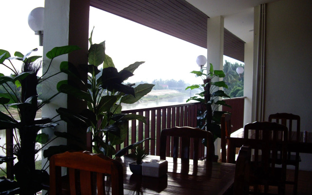 Srithongkul Riverside Hotel