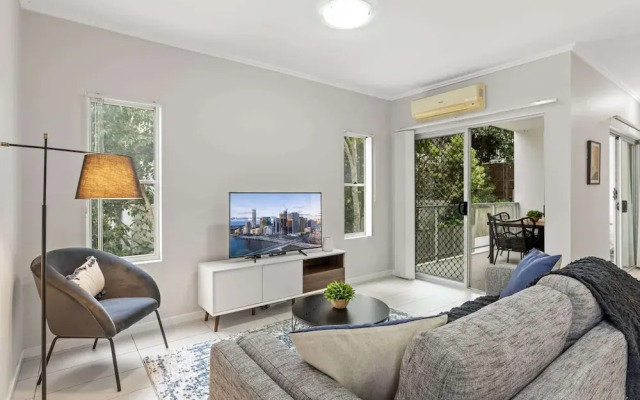 Central Cosy 2-bed With Pool and Near QUT & CBD