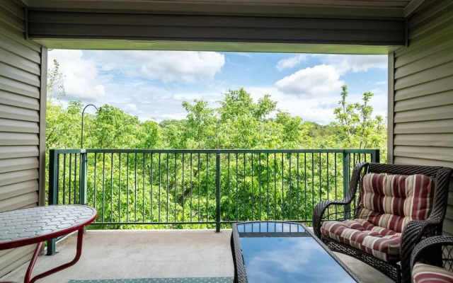 Treetop Haven 2 Bedroom Condo by Redawning