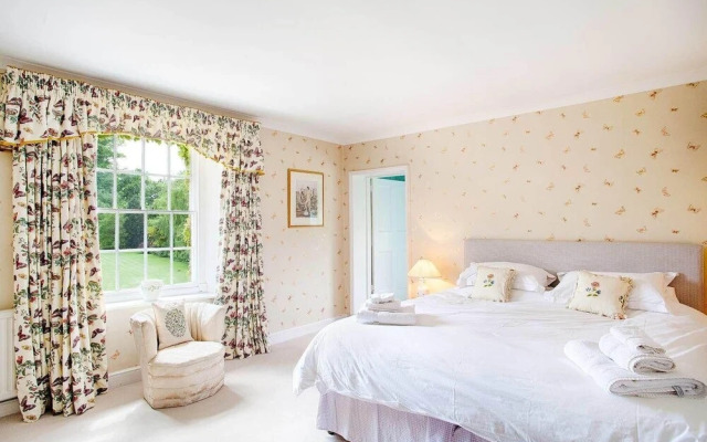 Secluded country house gem with swimming pool & tennis court