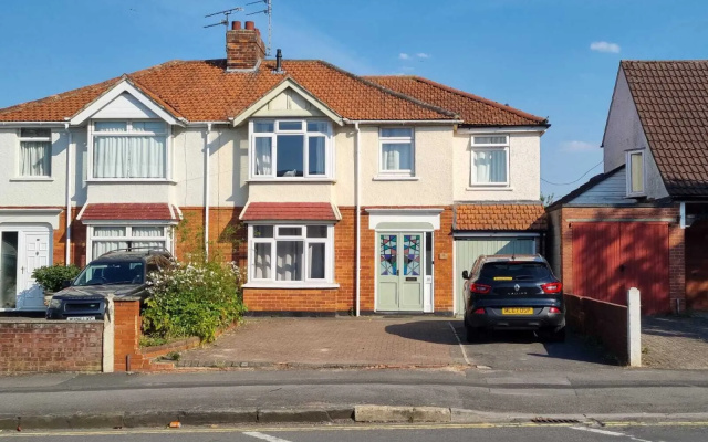 5 Bed, 2 Bath Home + Terrace, Garden & Parking