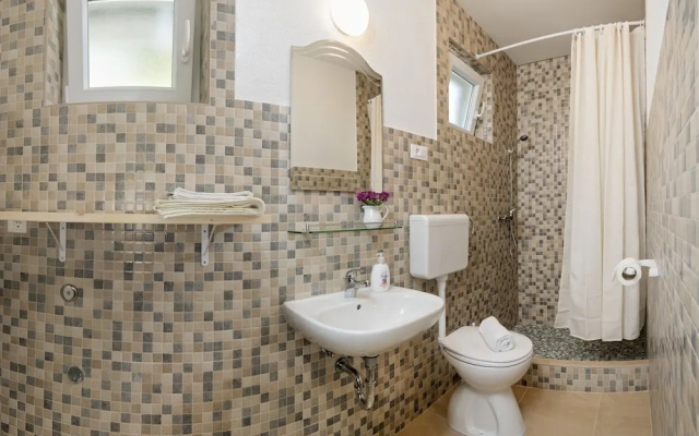Spacious Apartment Krvavica
