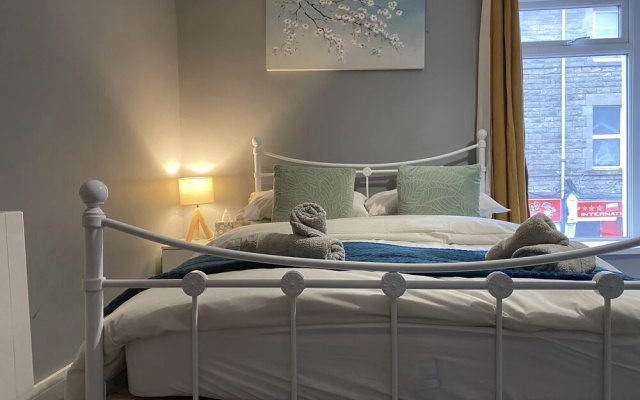 2 Bed Flat - Sleeps 6 - Pets - Parking - Wifi