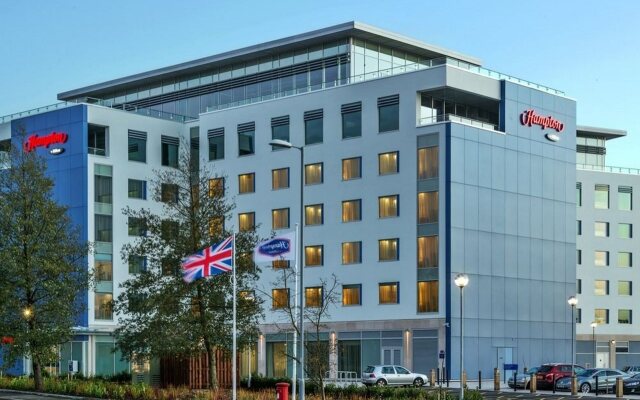 Отель Hampton by Hilton Luton Airport вид на фасад